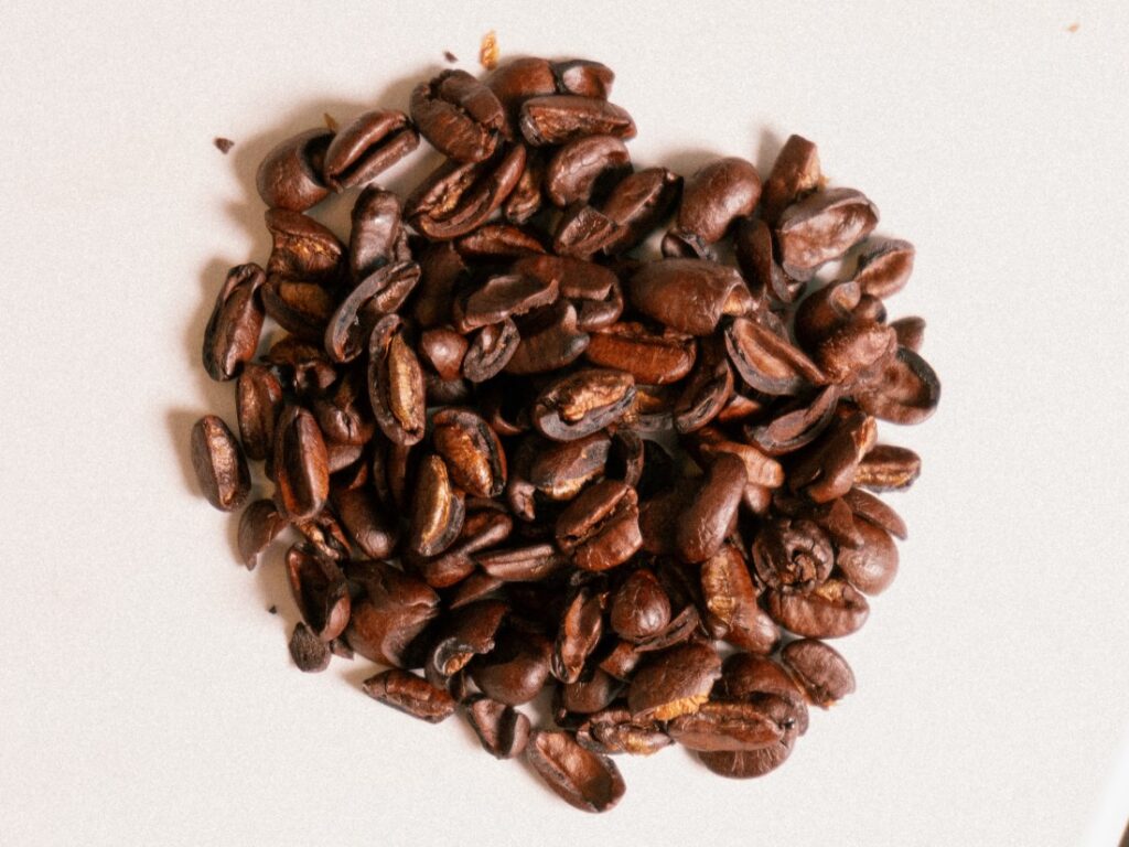recenzia Starbucks Breakfast Blend - mechanicky poškodené zrná