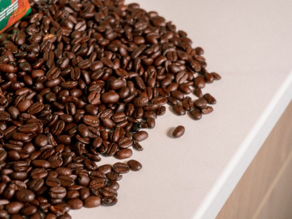 recenzia Starbucks Breakfast Blend - zrná na stole